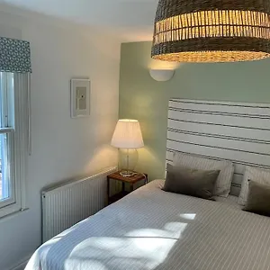 Townhouse With Harbour Views. Sleeps 7 Holiday home