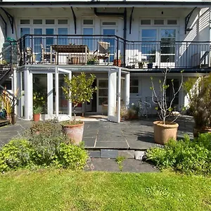 Clifton Garden Flat With Parking Apartment