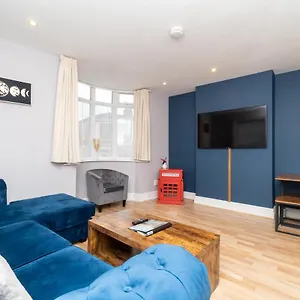 Spacious 2 Bed Southville Flat Near Harbourside Apartment